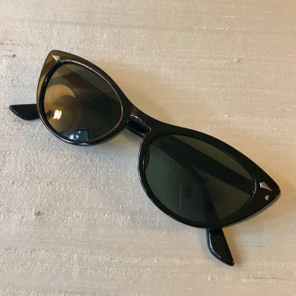 ☀️Black Cat Eye Sunglasses☀️ - Picture 6 of 8